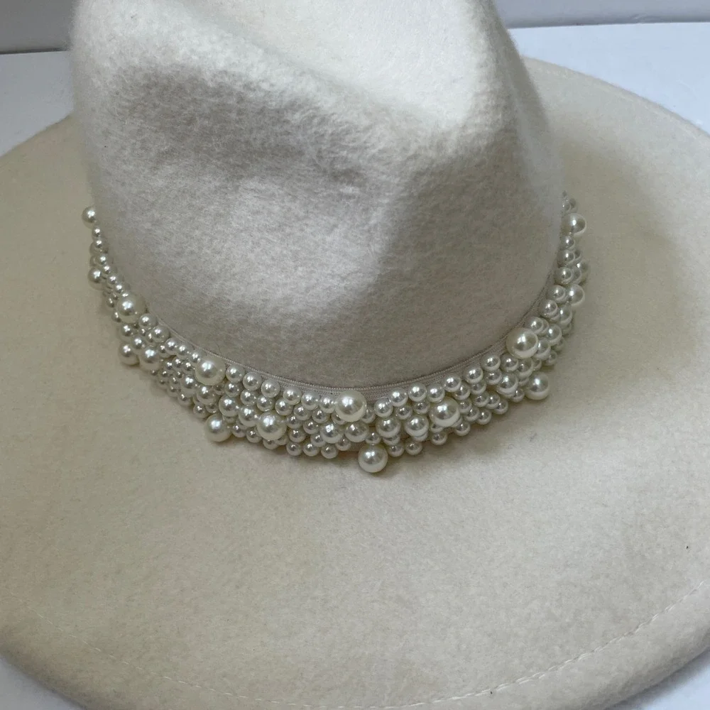 VINTAGE SCOOP 100% WOOL FEDORA IN CREAM WITH PEARL ACCENT‎